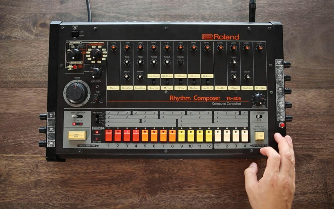 A Influência da Música Mainstream e a 808 Drum Machine na Saúde Mental e Consciência